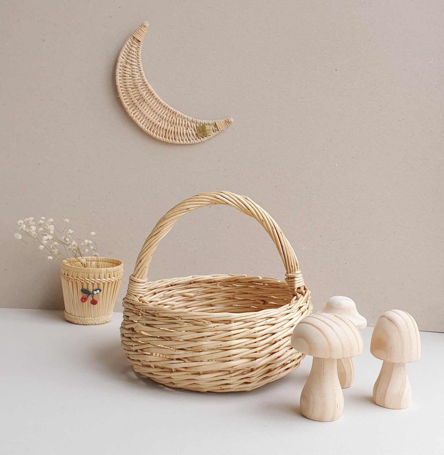 Kids Wicker Basket with Handle and 3 Wooden Mushrooms Ais-Charming Round Rattan Basket with Handle & Handmade Wooden Mushrooms